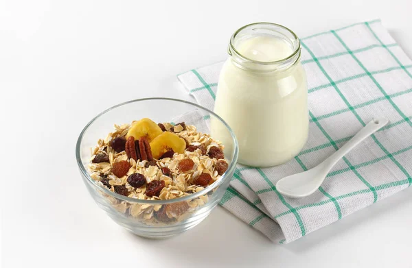 Oat flakes with raisins and white yogurt — Stock Photo, Image