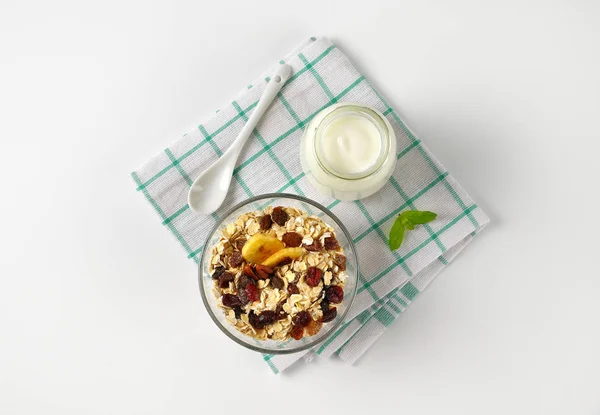 Fiocchi d'avena con uvetta e yogurt bianco — Foto Stock