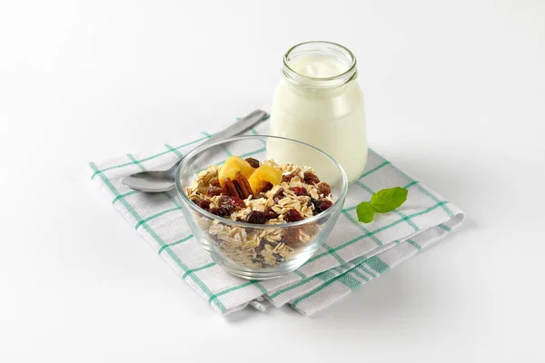 Oat flakes with raisins and white yogurt — Stock Photo, Image