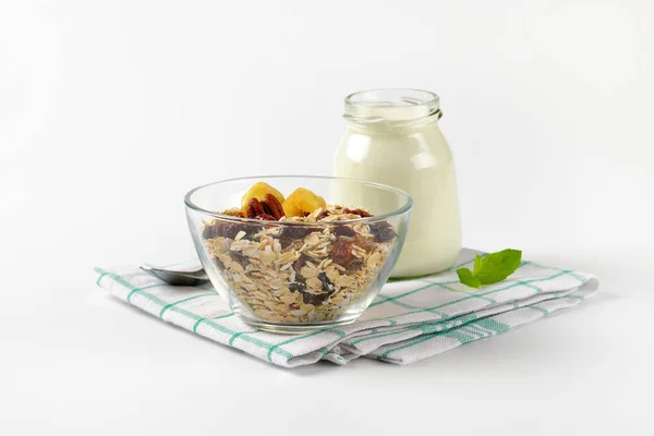 Fiocchi d'avena con uvetta e yogurt bianco — Foto Stock