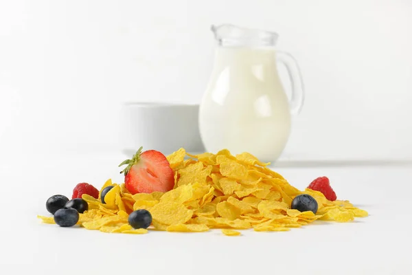 Dzbanek mleka i płatki kukurydziane z owocami — Zdjęcie stockowe