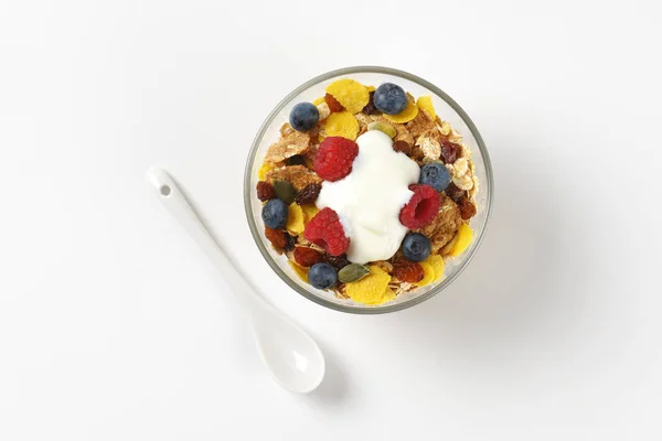 Reggeli gabonapelyhek, berry, gyümölcs- és fehér joghurt — Stock Fotó