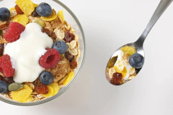 Крупы на завтрак с ягодами и белым йогуртом — стоковое фото