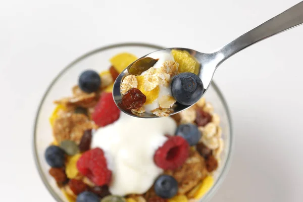 Cereais de pequeno-almoço com fruta de baga e iogurte branco — Fotografia de Stock