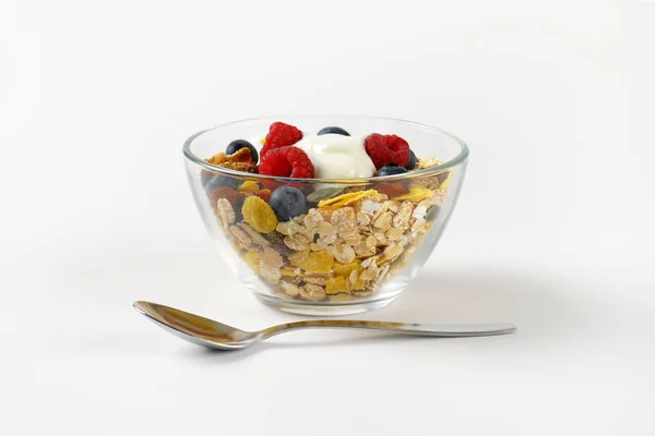 Cereales de desayuno con fruta de bayas y yogur blanco —  Fotos de Stock