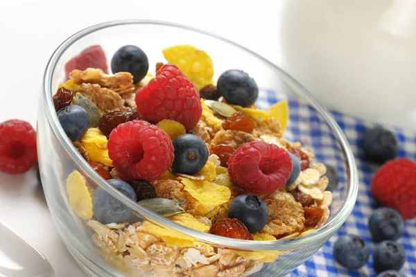 Tazón de cereales para el desayuno y fruta fresca de bayas —  Fotos de Stock