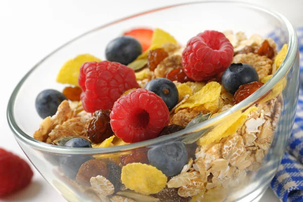 Ciotola di cereali per la colazione e frutta a bacca fresca — Foto Stock