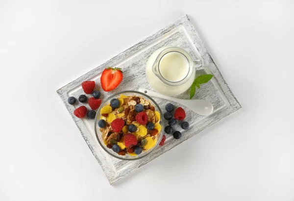 Cereales de desayuno con fruta de bayas y leche —  Fotos de Stock