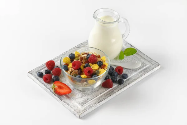 Céréales pour petit déjeuner avec fruits à baies et lait — Photo