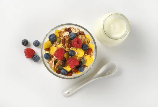 Cereales de desayuno con fruta de bayas y yogur blanco —  Fotos de Stock