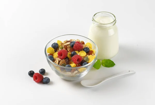 Cereales de desayuno con fruta de bayas y yogur blanco —  Fotos de Stock