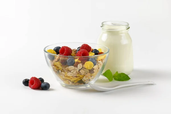 Breakfast cereals with berry fruit and white yogurt — Stock Photo, Image