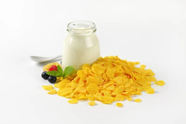 Płatki kukurydziane i jogurt biały — Zdjęcie stockowe