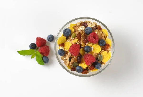Skål med frukostflingor och bär frukt — Stockfoto