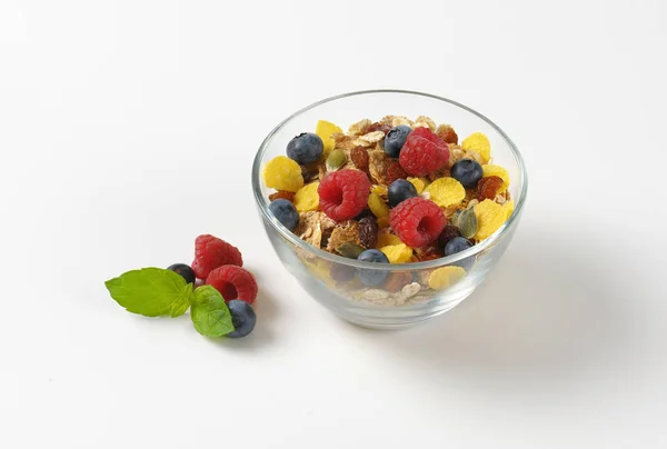 Tigela de cereais de pequeno-almoço e frutas de baga — Fotografia de Stock