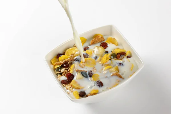 Leche vertida en los cereales para el desayuno —  Fotos de Stock