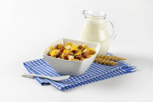 Чаша с завтраком крупы и кувшин молока — стоковое фото