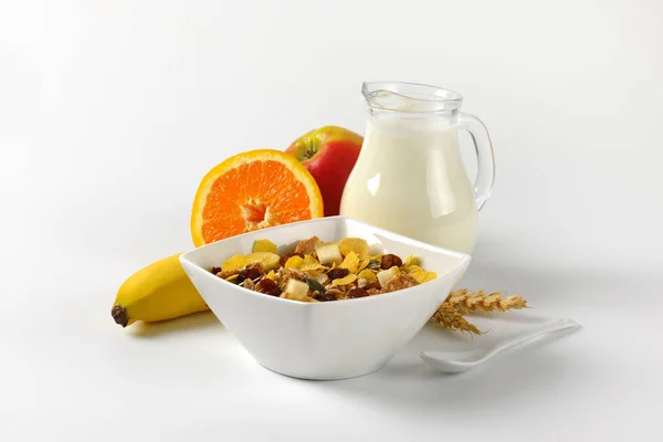 Ontbijtgranen, melk en vers fruit — Stockfoto