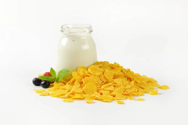 Flocons de maïs et yaourt blanc — Photo