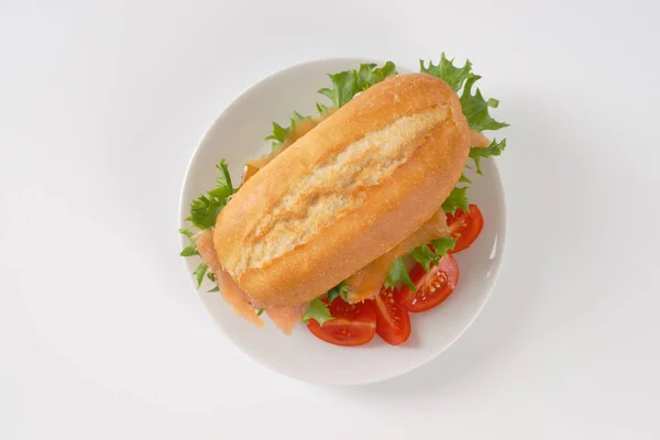 Sándwich con salmón ahumado — Foto de Stock