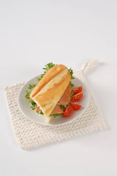 Бутерброд з копченим лососем — стокове фото