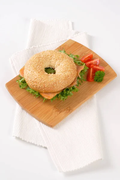 Sandwich de bagel con salmón — Foto de Stock