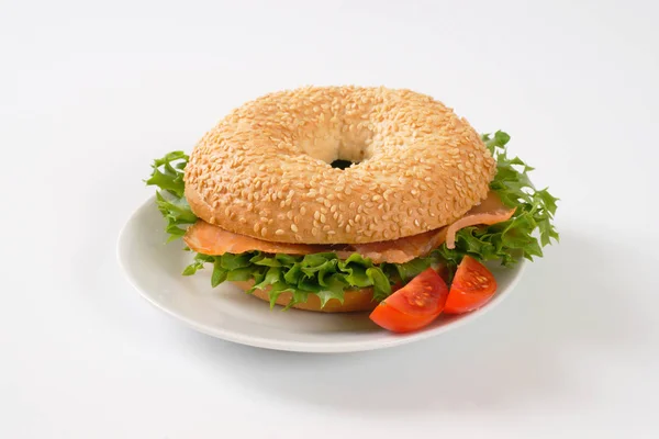 Bagel sandwich met zalm — Stockfoto