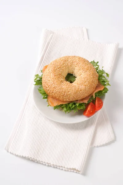 Sandwich bagel au saumon — Photo