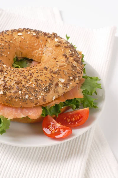 Bagel sandwich met zalm — Stockfoto