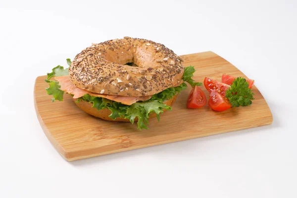 Bagel sandwich met zalm — Stockfoto