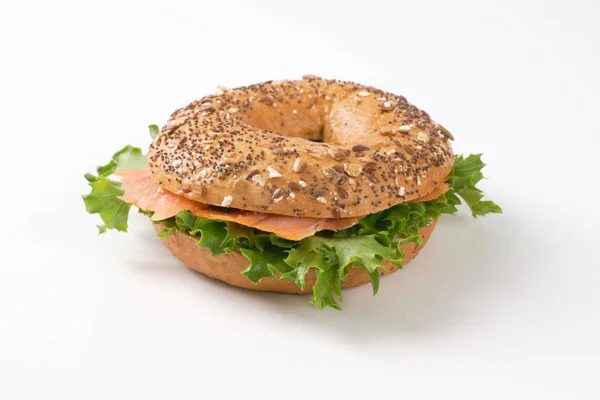 Sanduíche de bagel com salmão — Fotografia de Stock