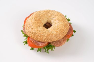 simit sandviç salam ile