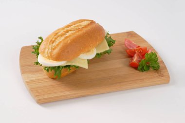 yumurta ve peynir ile sandviç