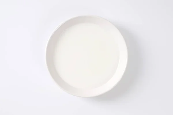 신선 한 우유가 담긴 접시 — 스톡 사진