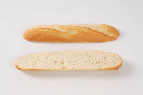 Baguette française coupée en deux — Photo