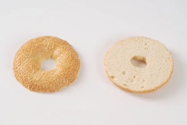 Bagel de sésame coupé en deux — Photo