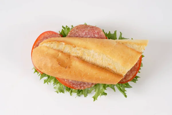 Sanduíche fresco com salame — Fotografia de Stock