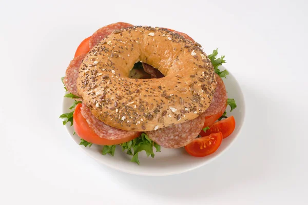 Bagel sandwich met salami — Stockfoto