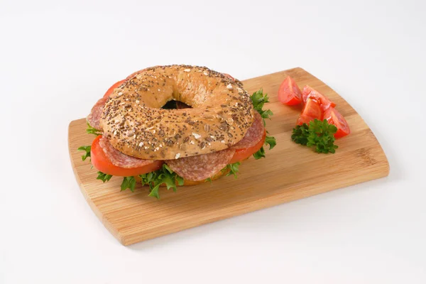 Sanduíche de bagel com salame — Fotografia de Stock