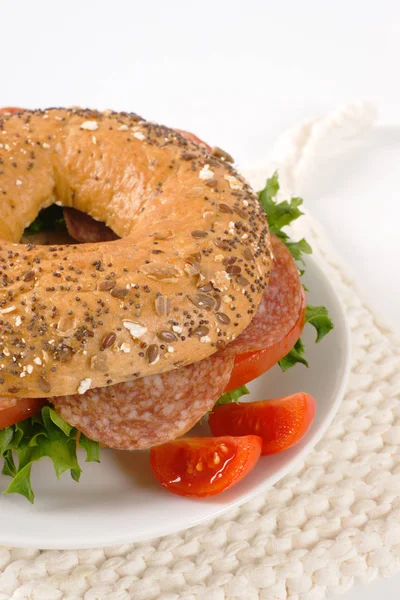 Bagel sandwich met salami — Stockfoto