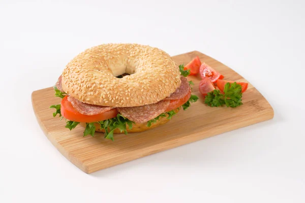 Sanduíche de bagel com salame — Fotografia de Stock