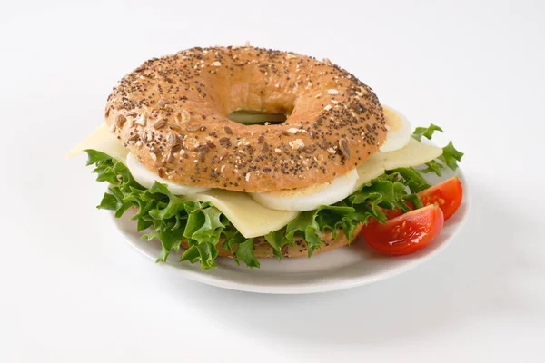 Sanduíche de bagel com ovos e queijo — Fotografia de Stock