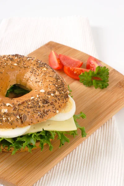 Sanduíche de bagel com ovos e queijo — Fotografia de Stock