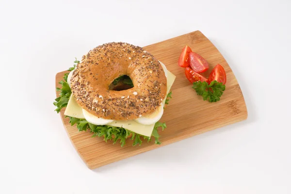 Bagel sandwich met eieren en kaas — Stockfoto