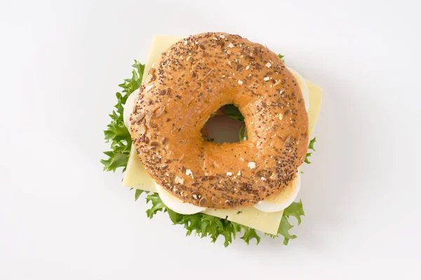 Bagel sandwich met eieren en kaas — Stockfoto