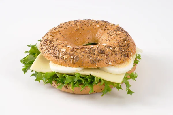 Simit sandviç yumurta ve peynir ile — Stok fotoğraf