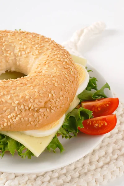 Tojás és a sajt bagel szendvics — Stock Fotó