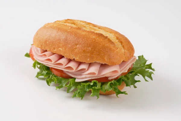 Panino fresco con prosciutto — Foto Stock