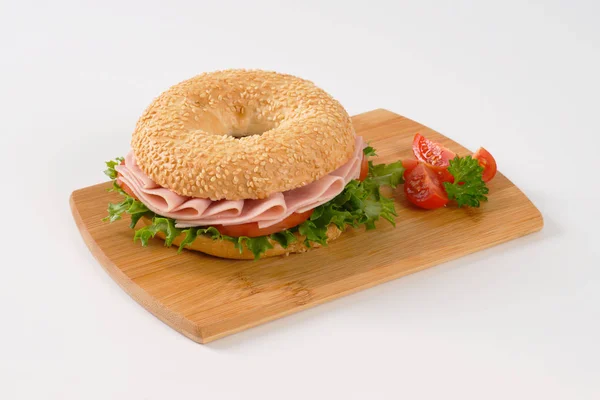 Jambon sandviçle simit — Stok fotoğraf