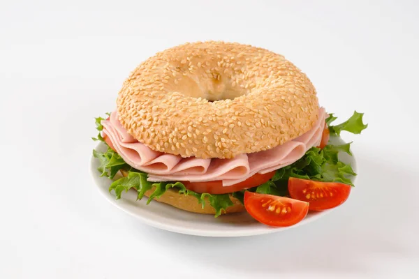 Bagel sandwich z szynką — Zdjęcie stockowe